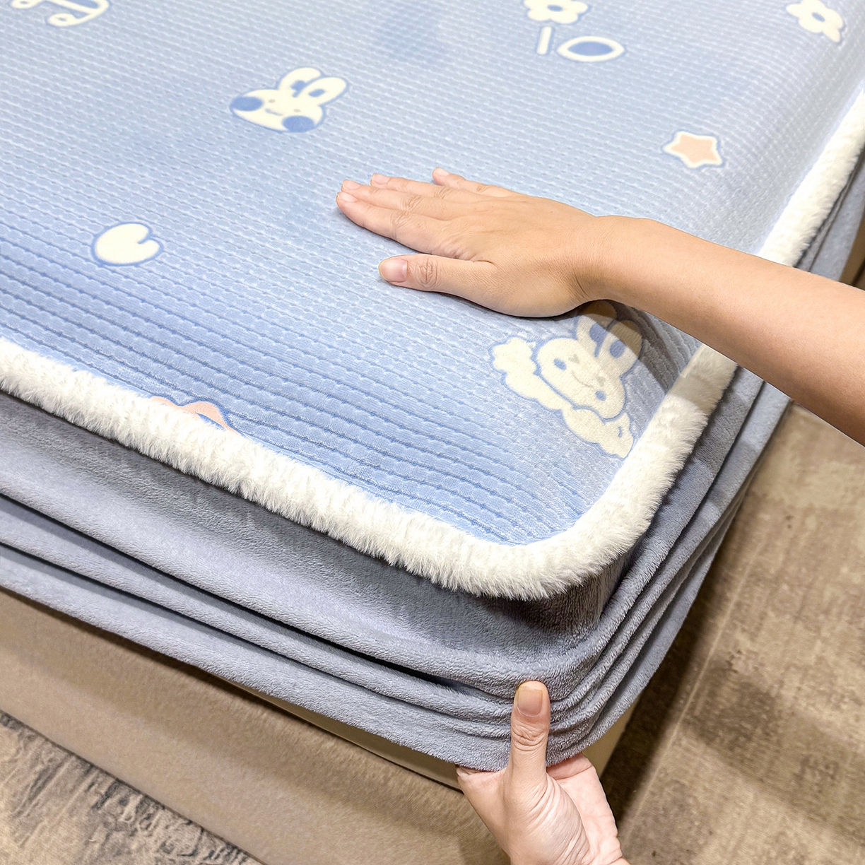 91家纺网 家纺一手货源 找家纺 云玲时尚 2025新款牛奶绒雕花兔毛绒包边床笠单床笠床笠单件 云中小兔