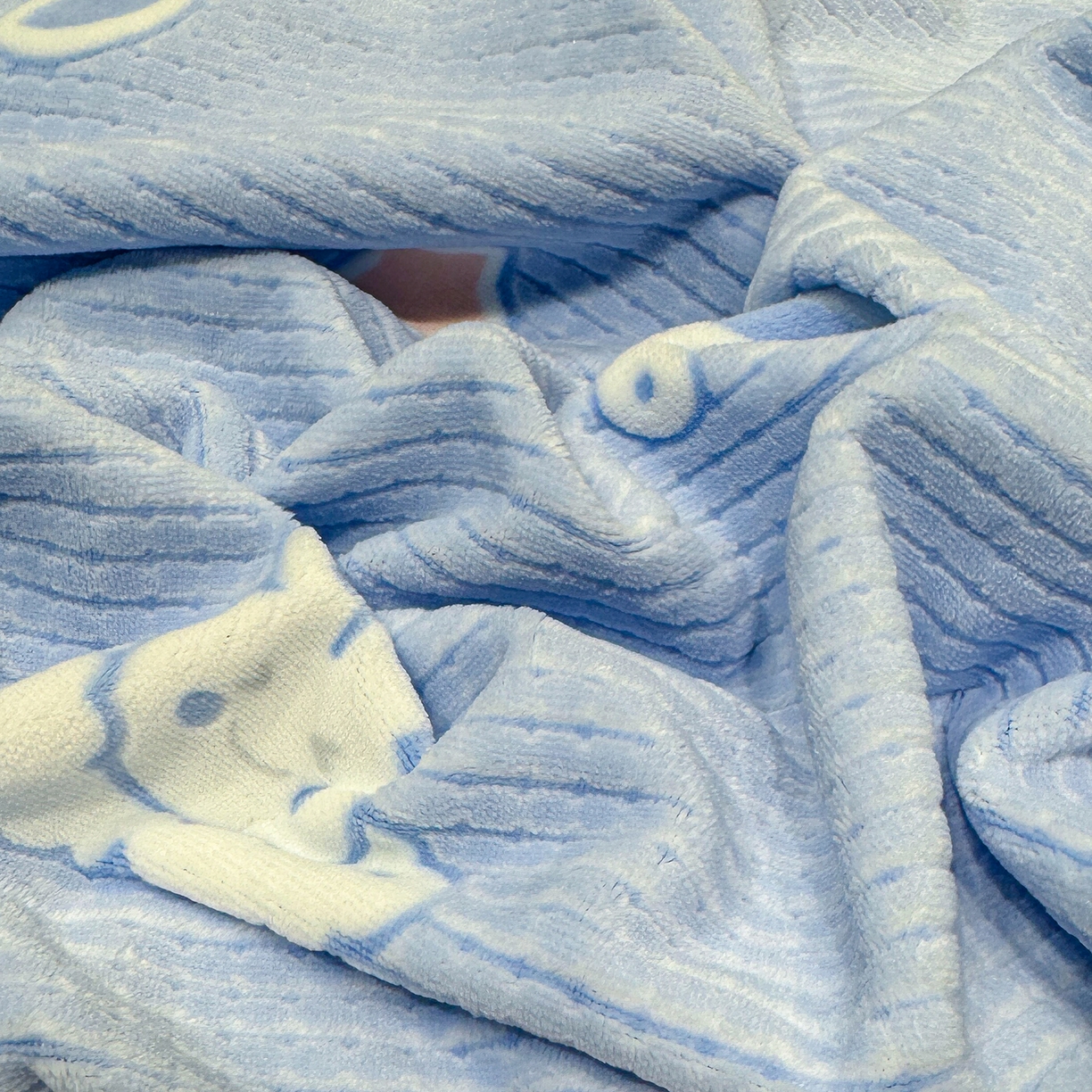 91家纺网 家纺一手货源 找家纺 云玲时尚 2025新款牛奶绒雕花兔毛绒包边床笠单床笠床笠单件 云中小兔