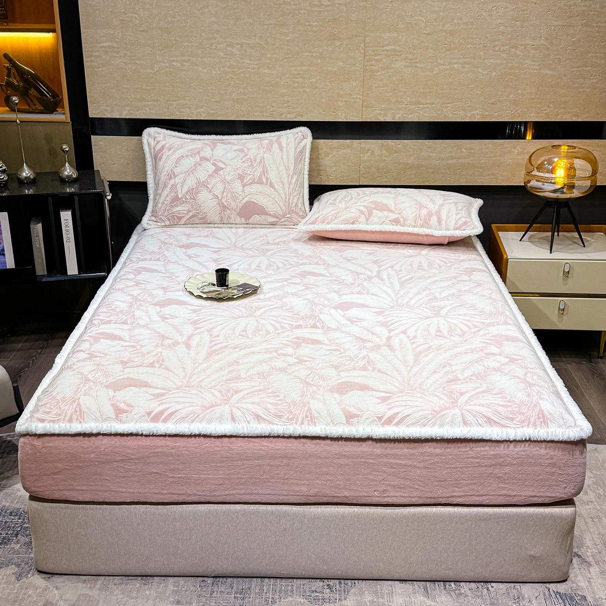 91家纺网 家纺一手货源 找家纺 云玲时尚 2025新款牛奶绒雕花兔毛绒包边床笠单床笠床笠单件 仲夏浪漫