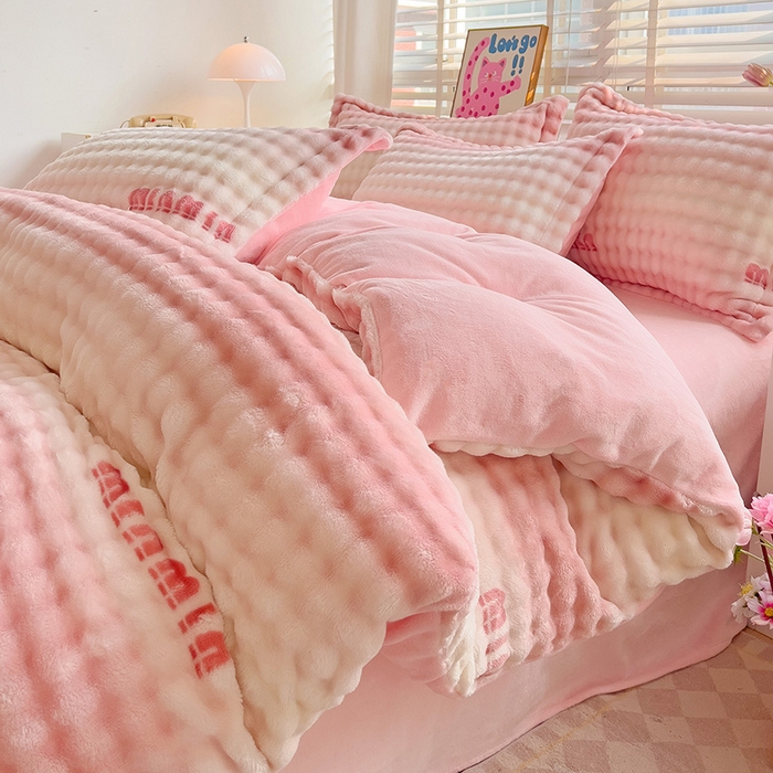 91家纺网 家纺一手货源 找家纺 优迈 2025秋冬新款卡通牛奶绒泡泡绒印花花卉兔毛四件套 粉色空间