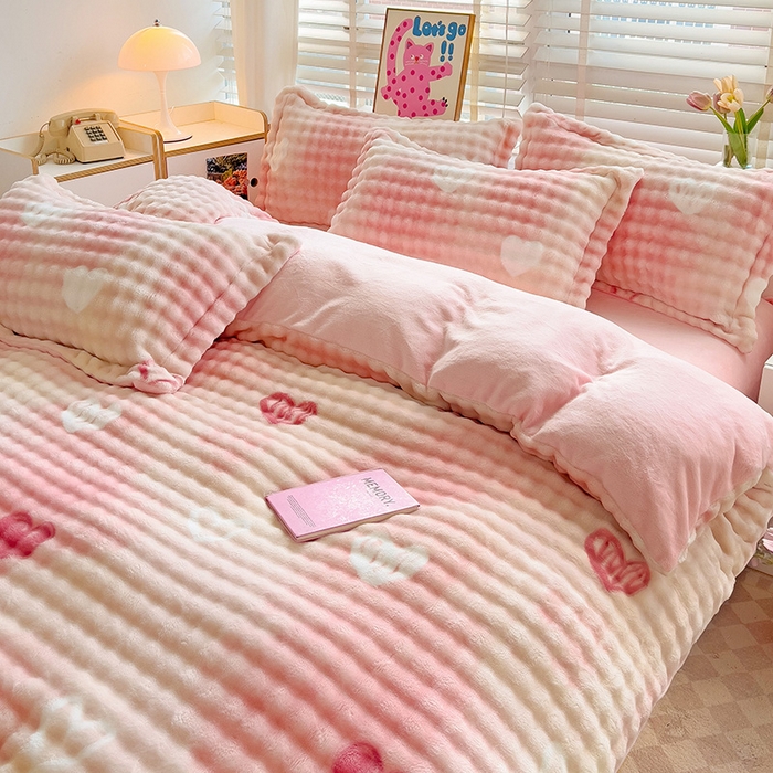 91家纺网 家纺一手货源 找家纺 优迈 2025秋冬新款卡通牛奶绒泡泡绒印花花卉兔毛四件套 爱心泡泡粉