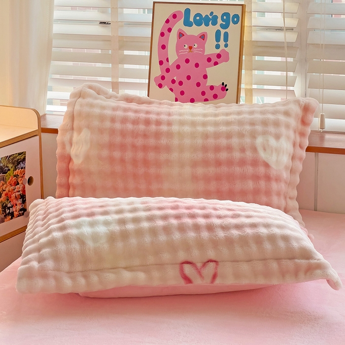 91家纺网 家纺一手货源 找家纺 优迈 2025秋冬新款卡通牛奶绒泡泡绒印花花卉兔毛四件套 爱心泡泡粉