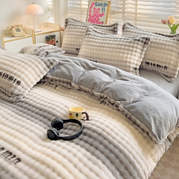 91家纺网 家纺一手货源 找家纺 优迈 2025秋冬新款卡通牛奶绒泡泡绒印花花卉兔毛四件套 灰色空间