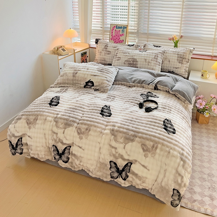 91家纺网 家纺一手货源 找家纺 优迈 2025秋冬新款卡通牛奶绒泡泡绒印花花卉兔毛四件套 蝴蝶灰