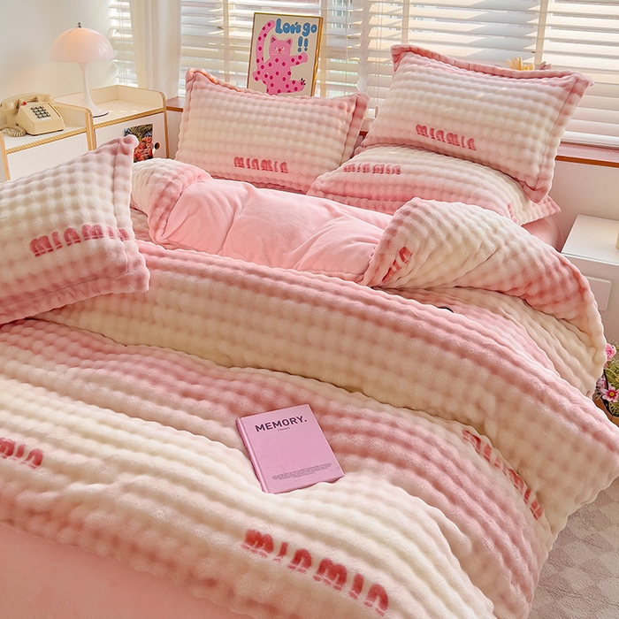 91家纺网 家纺一手货源 找家纺 优迈 2025秋冬新款卡通牛奶绒泡泡绒印花花卉兔毛四件套 粉色空间