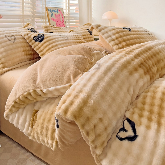 91家纺网 家纺一手货源 找家纺 优迈 2025秋冬新款卡通牛奶绒泡泡绒印花花卉兔毛四件套 爱心泡泡-咖