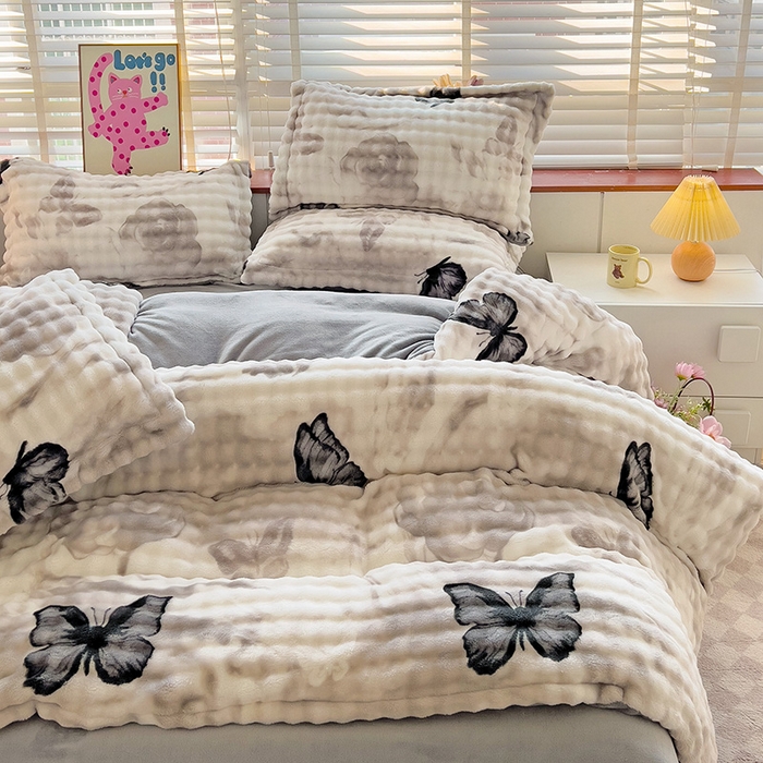 91家纺网 家纺一手货源 找家纺 优迈 2025秋冬新款卡通牛奶绒泡泡绒印花花卉兔毛四件套 蝴蝶灰