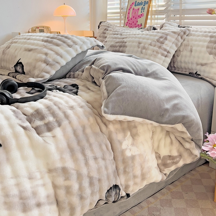 91家纺网 家纺一手货源 找家纺 优迈 2025秋冬新款卡通牛奶绒泡泡绒印花花卉兔毛四件套 蝴蝶灰