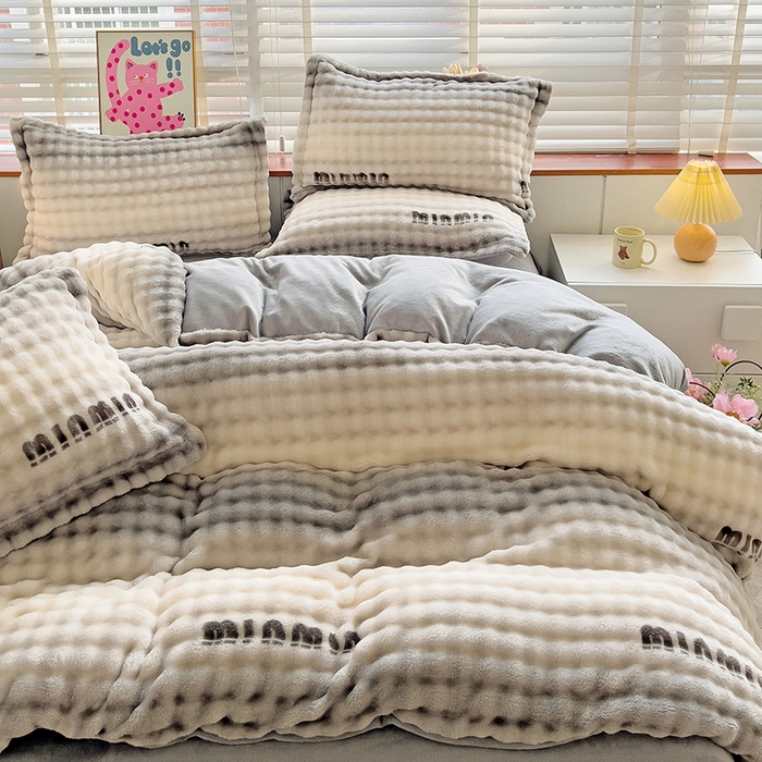 91家纺网 家纺一手货源 找家纺 优迈 2025秋冬新款卡通牛奶绒泡泡绒印花花卉兔毛四件套 灰色空间