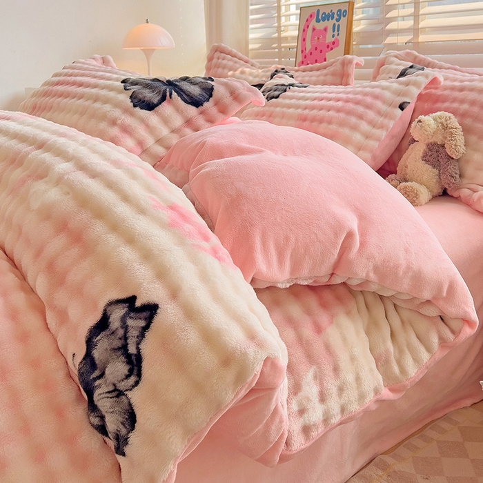 91家纺网 家纺一手货源 找家纺 优迈 2025秋冬新款卡通牛奶绒泡泡绒印花花卉兔毛四件套 蝴蝶-粉