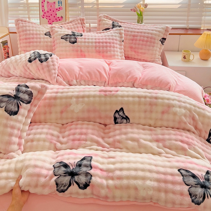 91家纺网 家纺一手货源 找家纺 优迈 2025秋冬新款卡通牛奶绒泡泡绒印花花卉兔毛四件套 蝴蝶-粉