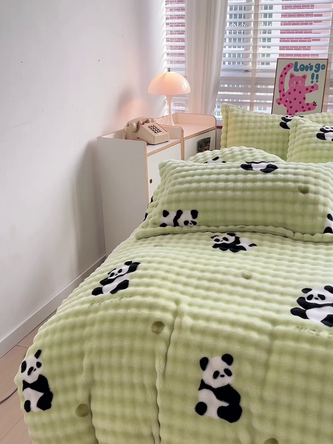 91家纺网 家纺一手货源 找家纺 优迈 2025秋冬新款卡通牛奶绒泡泡绒印花花卉兔毛四件套 熊猫点点-绿