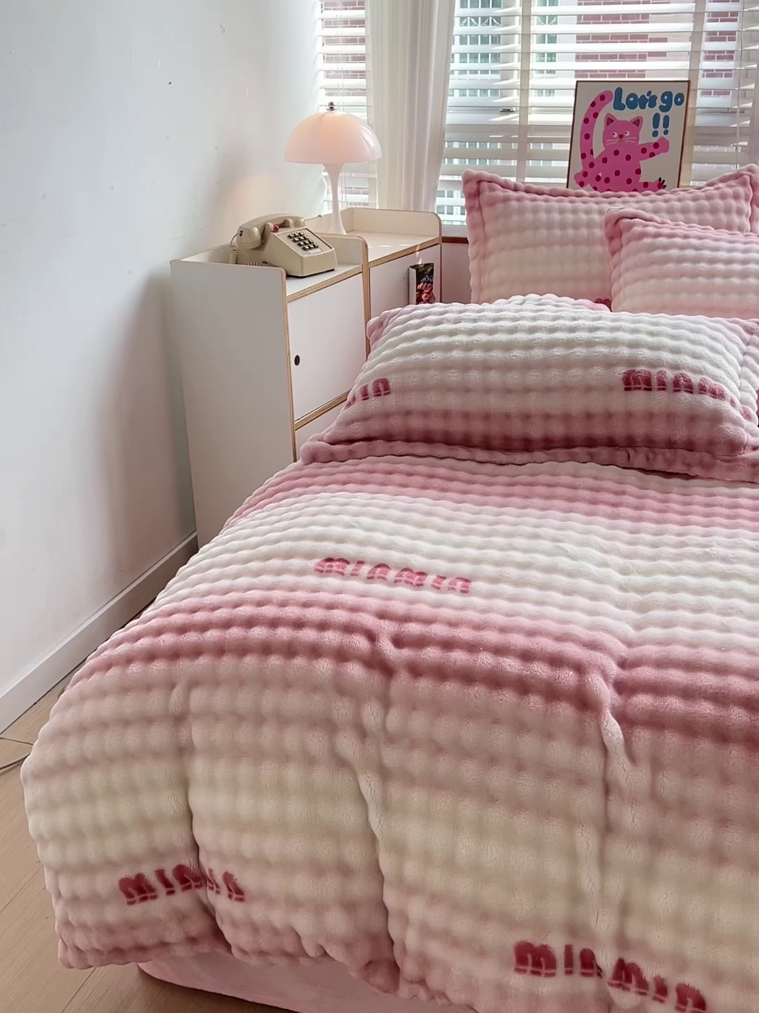 91家纺网 家纺一手货源 找家纺 优迈 2025秋冬新款卡通牛奶绒泡泡绒印花花卉兔毛四件套 粉色空间