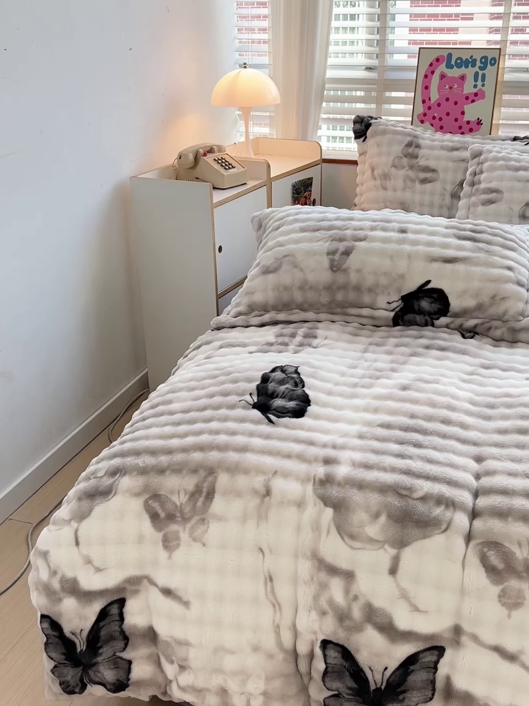 91家纺网 家纺一手货源 找家纺 优迈 2025秋冬新款卡通牛奶绒泡泡绒印花花卉兔毛四件套 蝴蝶灰