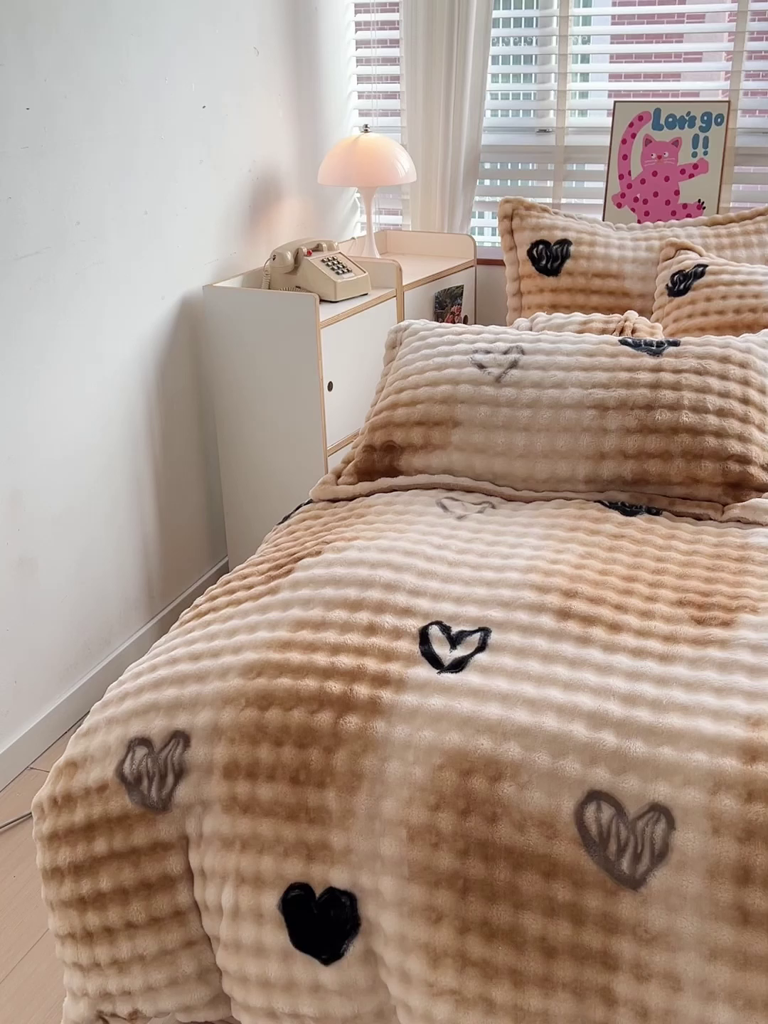 91家纺网 家纺一手货源 找家纺 （总）优迈 2025秋冬新款卡通牛奶绒泡泡绒印花花卉兔毛四件套