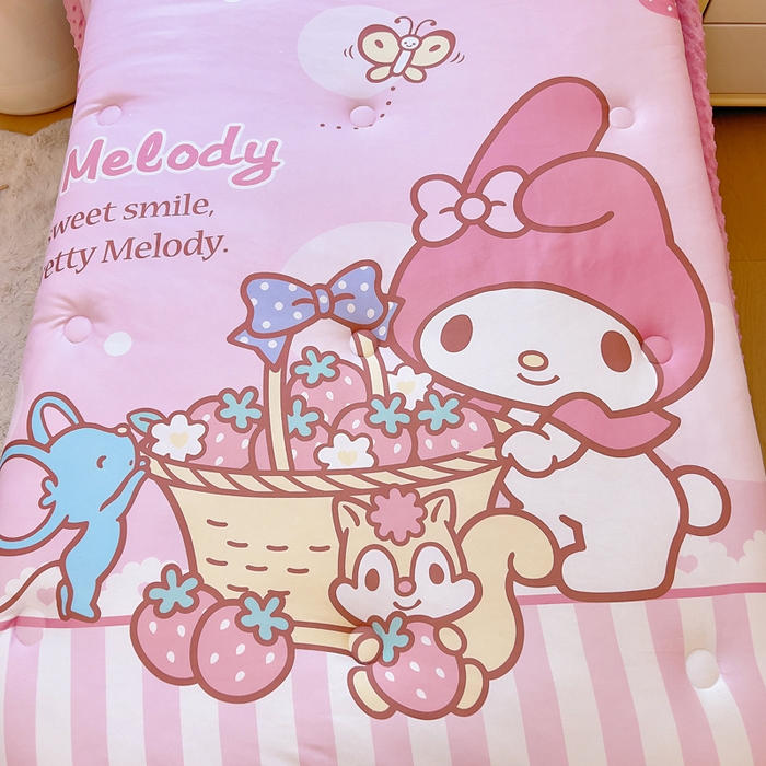 91家纺网 家纺一手货源 找家纺 吉咪兔家纺 2025新款大版三丽鸥库洛米儿童豆豆被针织棉幼儿园宝宝午睡春秋四季婴儿被子被芯 草莓美乐蒂