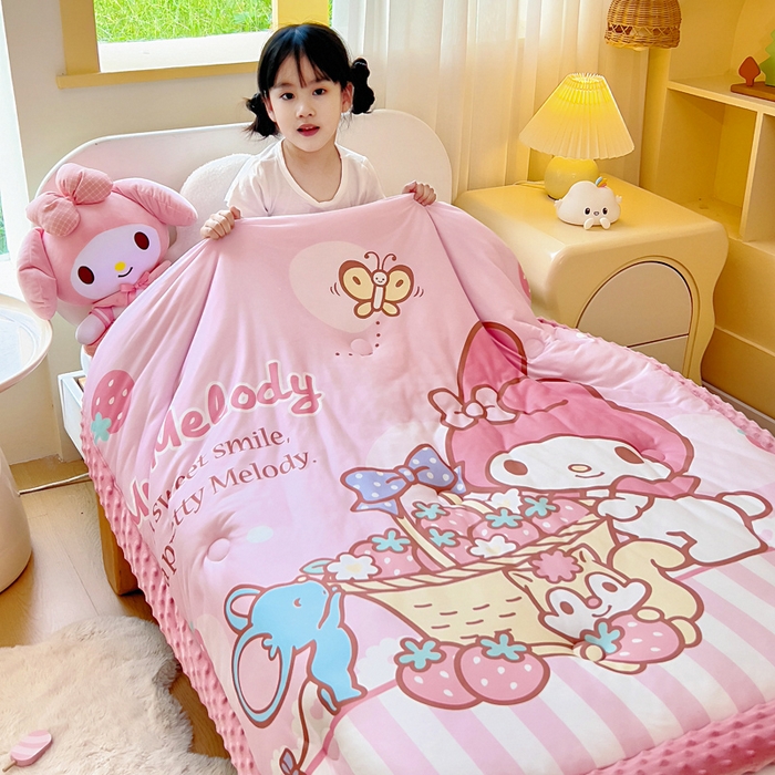 91家纺网 家纺一手货源 找家纺 吉咪兔家纺 2025新款大版三丽鸥库洛米儿童豆豆被针织棉幼儿园宝宝午睡春秋四季婴儿被子被芯 草莓美乐蒂