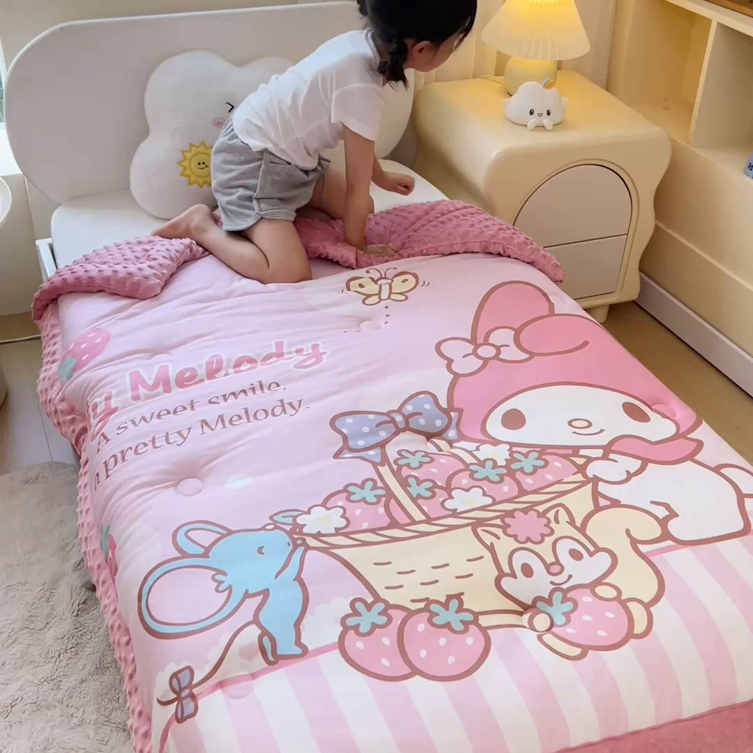91家纺网 家纺一手货源 找家纺 吉咪兔家纺 2025新款大版三丽鸥库洛米儿童豆豆被针织棉幼儿园宝宝午睡春秋四季婴儿被子被芯 草莓美乐蒂