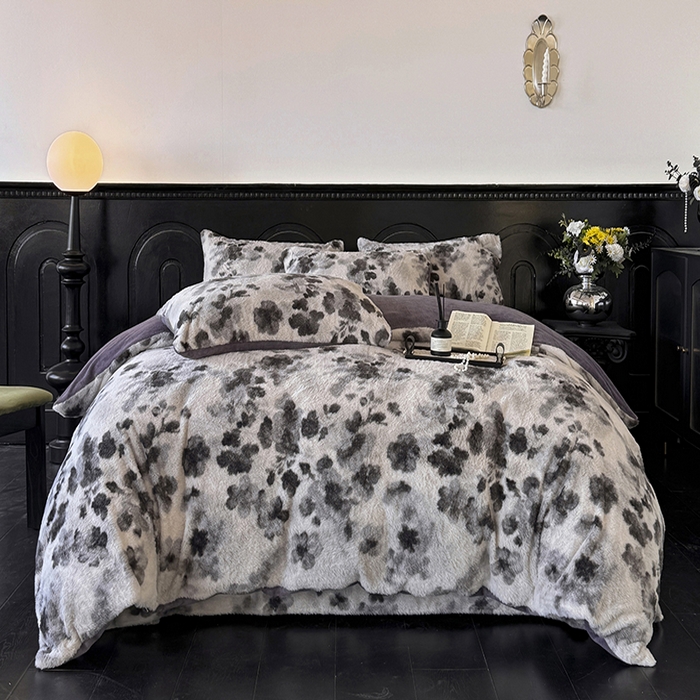 91家纺网 家纺一手货源 找家纺 优迈 2025秋冬新款直播热卖轻奢法式美拉德风高克重加厚獭兔毛绒牛奶绒四件套 墨染