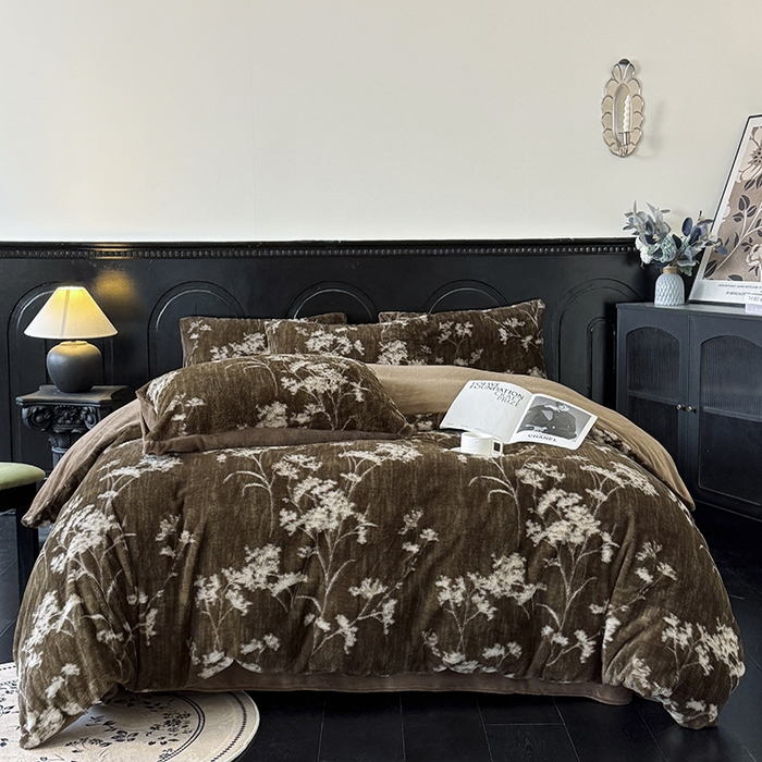 91家纺网 家纺一手货源 找家纺 优迈 2025秋冬新款直播热卖轻奢法式美拉德风高克重加厚獭兔毛绒牛奶绒四件套 花影