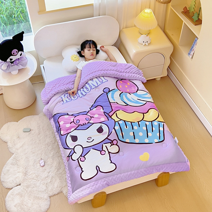 91家纺网 家纺一手货源 找家纺 吉咪兔家纺 2025新款大版三丽鸥库洛米儿童豆豆被针织棉幼儿园宝宝午睡春秋四季婴儿被子被芯 蛋糕库洛米