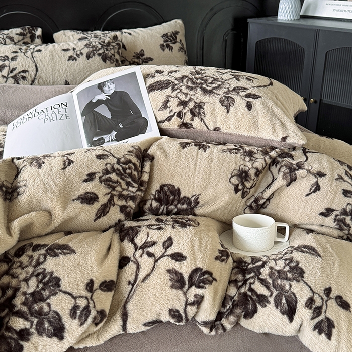 91家纺网 家纺一手货源 找家纺 优迈 2025秋冬新款直播热卖轻奢法式美拉德风高克重加厚獭兔毛绒牛奶绒四件套 繁花