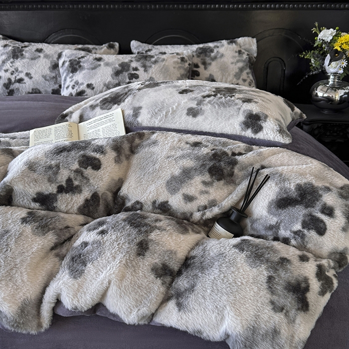 91家纺网 家纺一手货源 找家纺 优迈 2025秋冬新款直播热卖轻奢法式美拉德风高克重加厚獭兔毛绒牛奶绒四件套 墨染