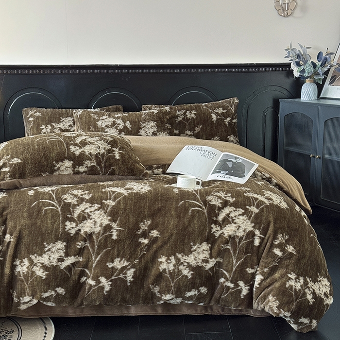 91家纺网 家纺一手货源 找家纺 优迈 2025秋冬新款直播热卖轻奢法式美拉德风高克重加厚獭兔毛绒牛奶绒四件套 花影