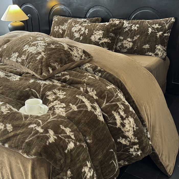 91家纺网 家纺一手货源 找家纺 优迈 2025秋冬新款直播热卖轻奢法式美拉德风高克重加厚獭兔毛绒牛奶绒四件套 花影