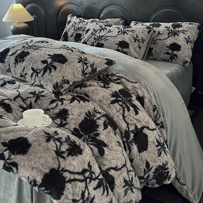 91家纺网 家纺一手货源 找家纺 优迈 2025秋冬新款直播热卖轻奢法式美拉德风高克重加厚獭兔毛绒牛奶绒四件套 花间灰