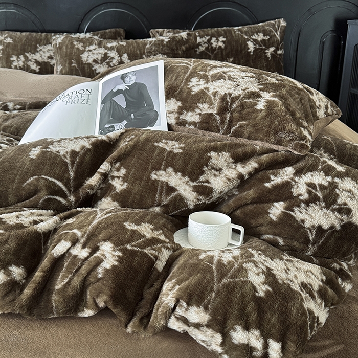 91家纺网 家纺一手货源 找家纺 优迈 2025秋冬新款直播热卖轻奢法式美拉德风高克重加厚獭兔毛绒牛奶绒四件套 花影