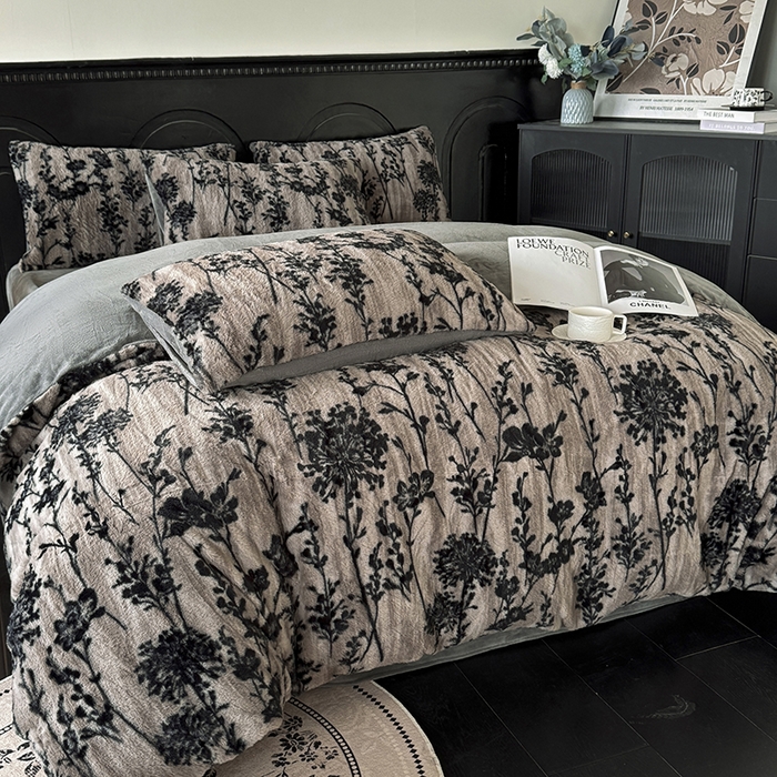 91家纺网 家纺一手货源 找家纺 优迈 2025秋冬新款直播热卖轻奢法式美拉德风高克重加厚獭兔毛绒牛奶绒四件套 墨枝