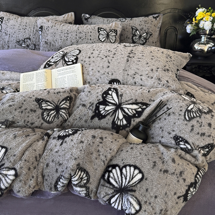 91家纺网 家纺一手货源 找家纺 优迈 2025秋冬新款直播热卖轻奢法式美拉德风高克重加厚獭兔毛绒牛奶绒四件套 蝶影