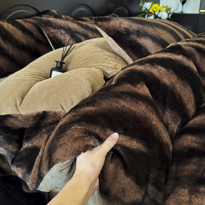 91家纺网 家纺一手货源 找家纺 优迈 2025秋冬新款直播热卖轻奢法式美拉德风高克重加厚獭兔毛绒牛奶绒四件套 棕野