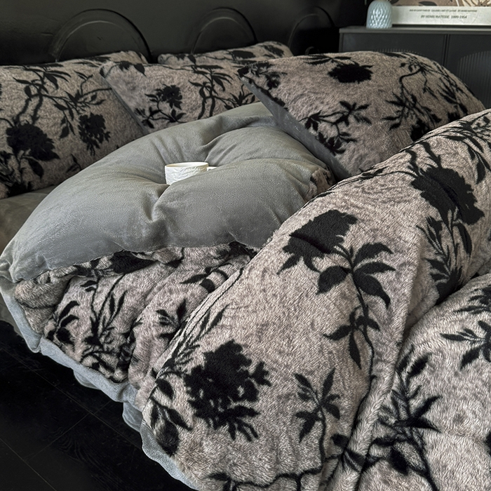 91家纺网 家纺一手货源 找家纺 优迈 2025秋冬新款直播热卖轻奢法式美拉德风高克重加厚獭兔毛绒牛奶绒四件套 花间灰