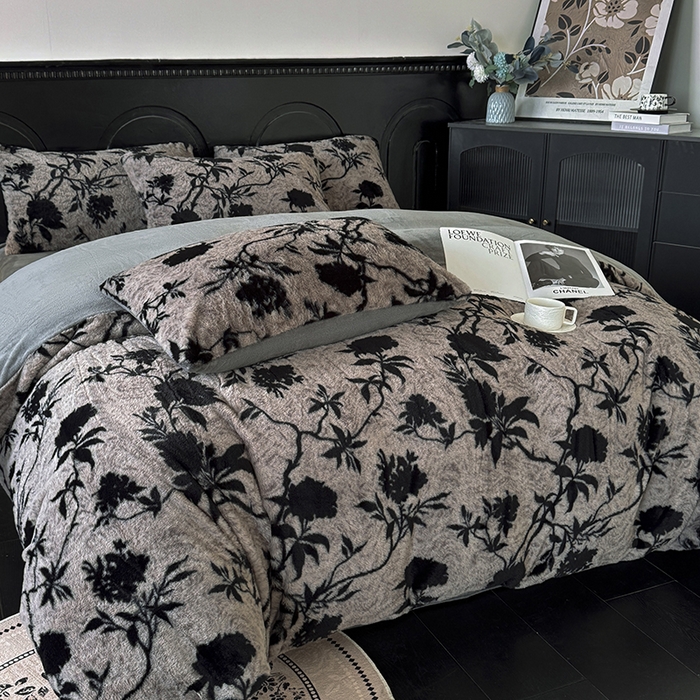 91家纺网 家纺一手货源 找家纺 优迈 2025秋冬新款直播热卖轻奢法式美拉德风高克重加厚獭兔毛绒牛奶绒四件套 花间灰