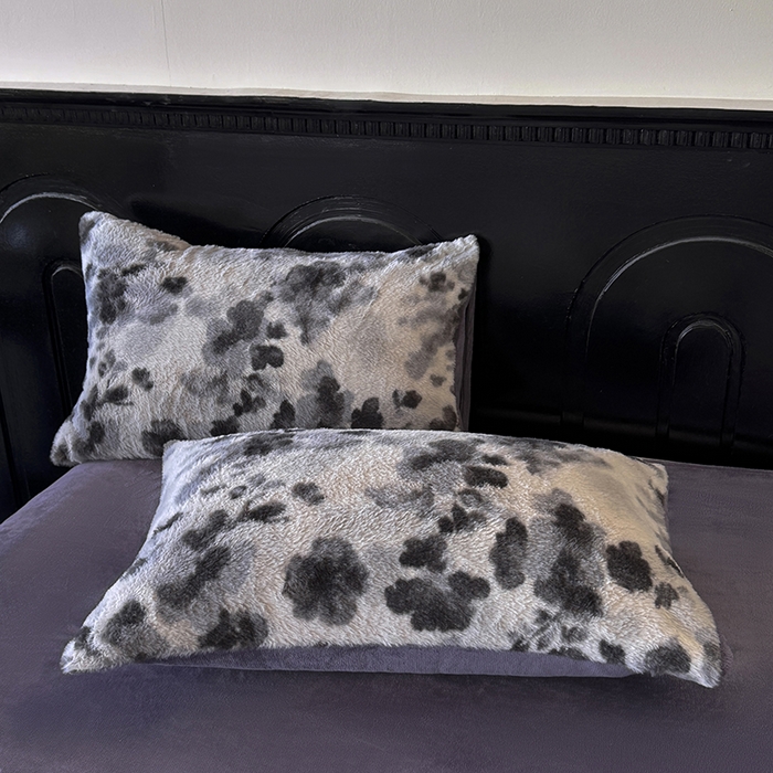 91家纺网 家纺一手货源 找家纺 优迈 2025秋冬新款直播热卖轻奢法式美拉德风高克重加厚獭兔毛绒牛奶绒四件套 墨染