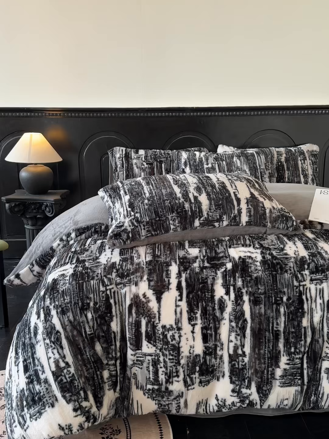 91家纺网 家纺一手货源 找家纺 优迈 2025秋冬新款直播热卖轻奢法式美拉德风高克重加厚獭兔毛绒牛奶绒四件套 黑白