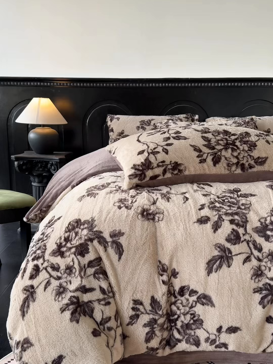 91家纺网 家纺一手货源 找家纺 优迈 2025秋冬新款直播热卖轻奢法式美拉德风高克重加厚獭兔毛绒牛奶绒四件套 繁花