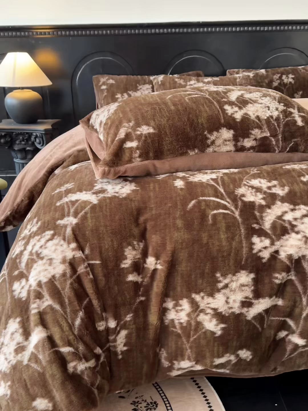 91家纺网 家纺一手货源 找家纺 优迈 2025秋冬新款直播热卖轻奢法式美拉德风高克重加厚獭兔毛绒牛奶绒四件套 花影