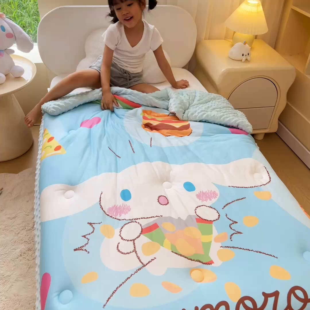 91家纺网 家纺一手货源 找家纺 吉咪兔家纺 2025新款大版三丽鸥库洛米儿童豆豆被针织棉幼儿园宝宝午睡春秋四季婴儿被子被芯 汉堡玉桂狗
