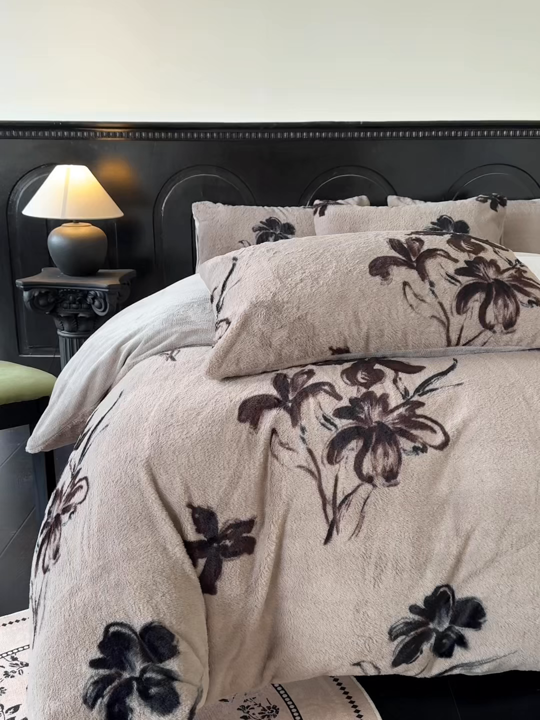 91家纺网 家纺一手货源 找家纺 优迈 2025秋冬新款直播热卖轻奢法式美拉德风高克重加厚獭兔毛绒牛奶绒四件套 卉兰