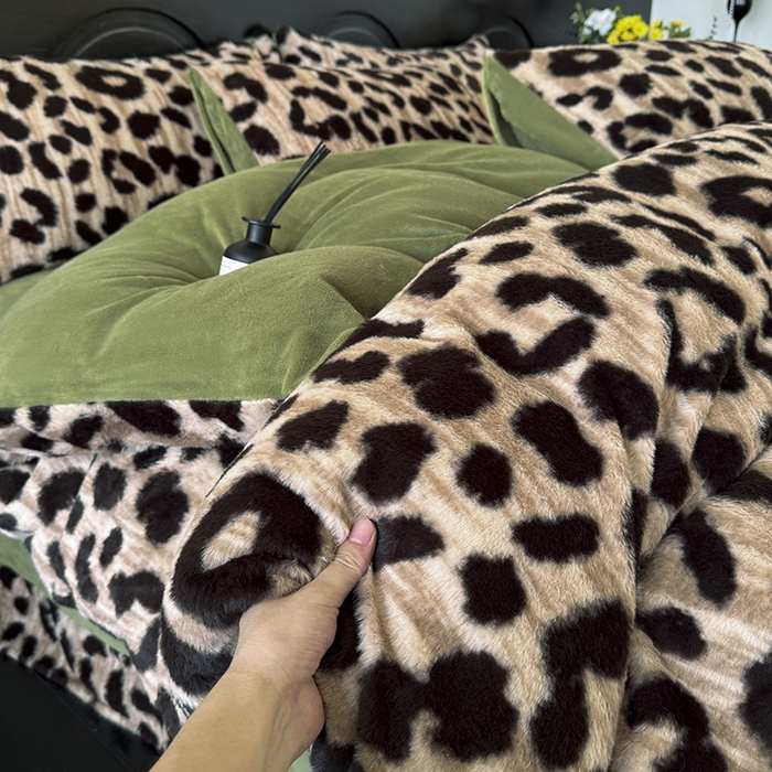 91家纺网 家纺一手货源 找家纺 优迈 2025秋冬新款直播热卖轻奢法式美拉德风高克重加厚獭兔毛绒牛奶绒四件套 豹纹