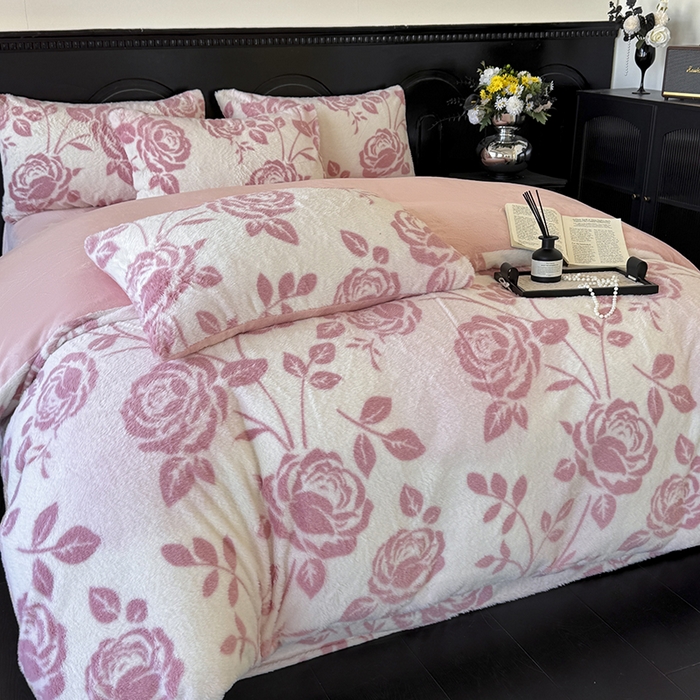 91家纺网 家纺一手货源 找家纺 优迈 2025秋冬新款直播热卖轻奢法式美拉德风高克重加厚獭兔毛绒牛奶绒四件套 玫语