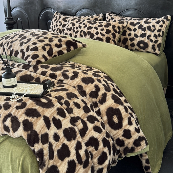 91家纺网 家纺一手货源 找家纺 优迈 2025秋冬新款直播热卖轻奢法式美拉德风高克重加厚獭兔毛绒牛奶绒四件套 豹纹