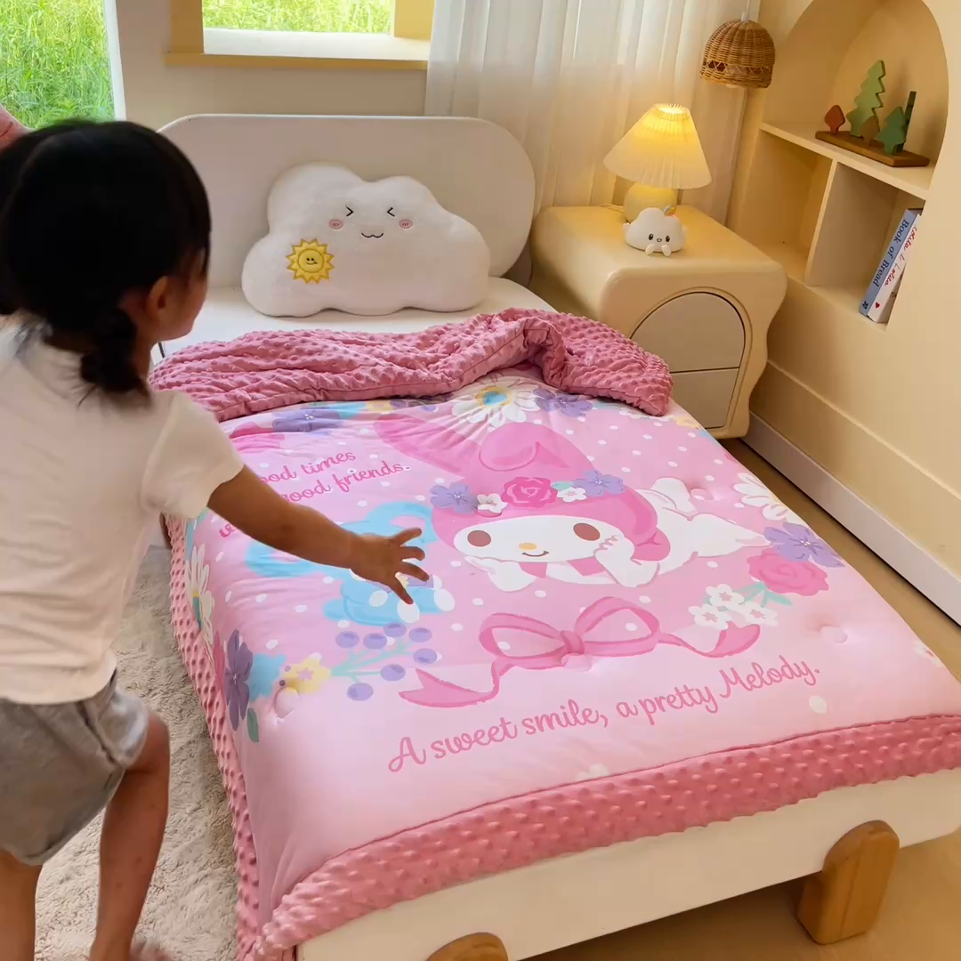 91家纺网 家纺一手货源 找家纺 吉咪兔家纺 2025新款大版三丽鸥库洛米儿童豆豆被针织棉幼儿园宝宝午睡春秋四季婴儿被子被芯 花花美乐蒂