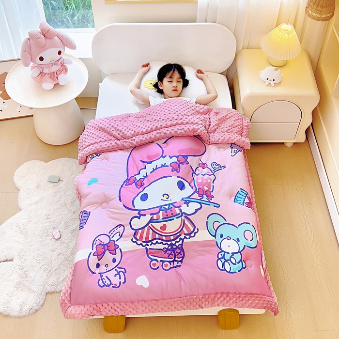 91家纺网 家纺一手货源 找家纺 吉咪兔家纺 2025新款大版三丽鸥库洛米儿童豆豆被针织棉幼儿园宝宝午睡春秋四季婴儿被子被芯 奶茶美乐蒂