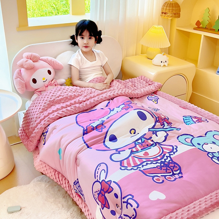 91家纺网 家纺一手货源 找家纺 吉咪兔家纺 2025新款大版三丽鸥库洛米儿童豆豆被针织棉幼儿园宝宝午睡春秋四季婴儿被子被芯 奶茶美乐蒂