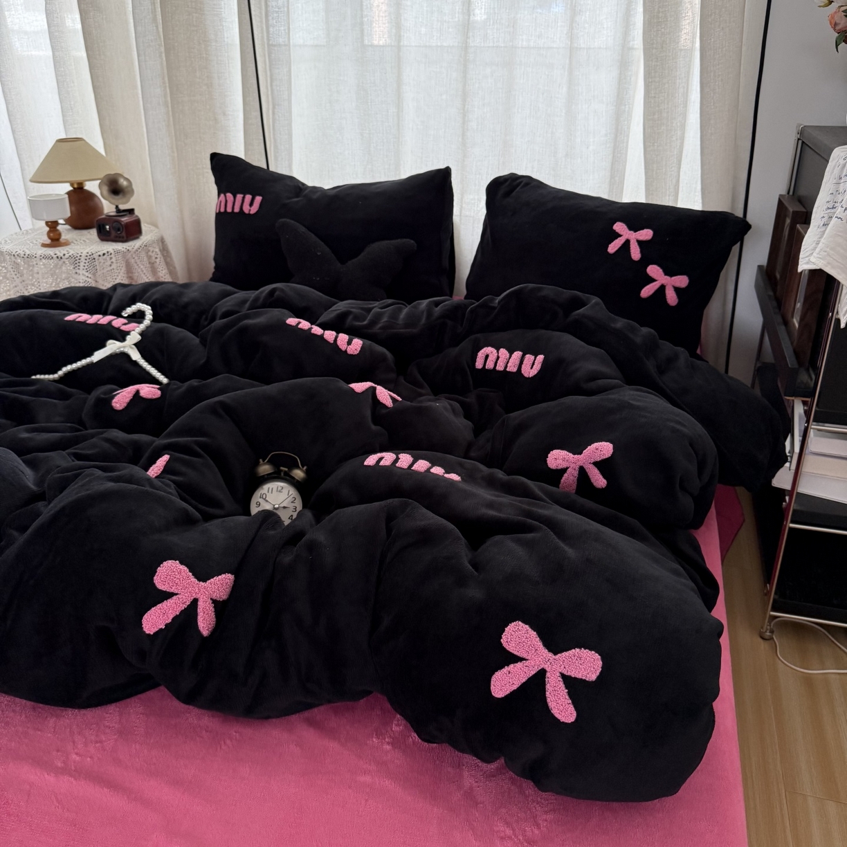 91家纺网 家纺一手货源 找家纺 （总）优色良品家纺 2025新款高克重牛奶绒宝宝绒保暖毛巾绣四件套蝴蝶结