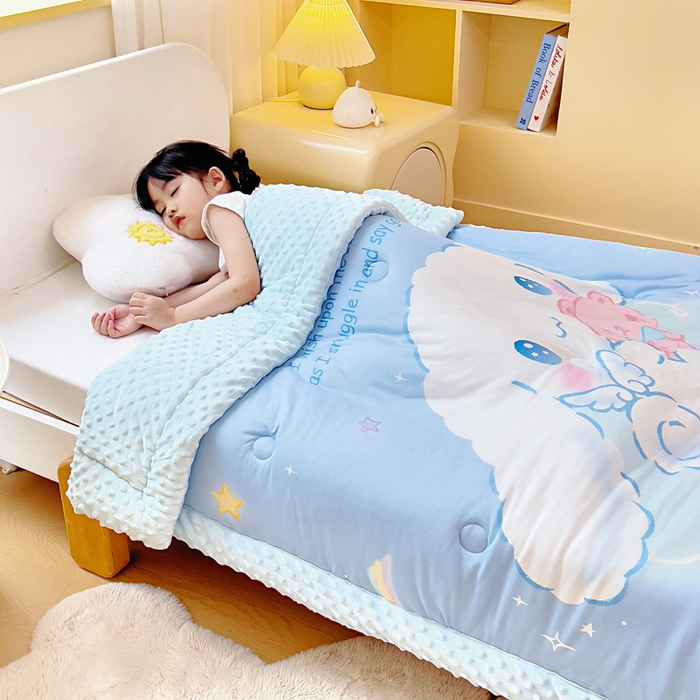 91家纺网 家纺一手货源 找家纺 吉咪兔家纺 2025新款大版三丽鸥库洛米儿童豆豆被针织棉幼儿园宝宝午睡春秋四季婴儿被子被芯 云朵玉桂狗